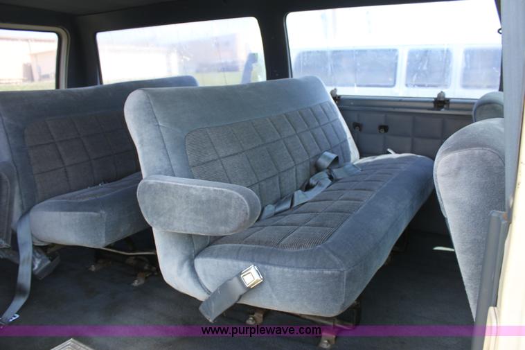 image for item D7702 1989 Ford E250 van