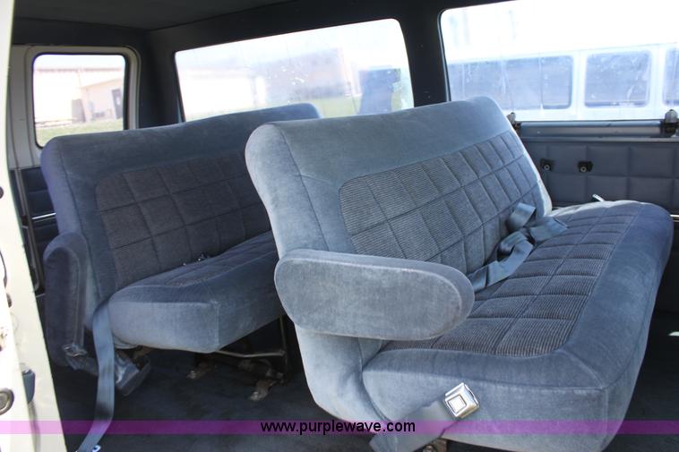 image for item D7702 1989 Ford E250 van