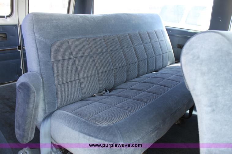 image for item D7702 1989 Ford E250 van