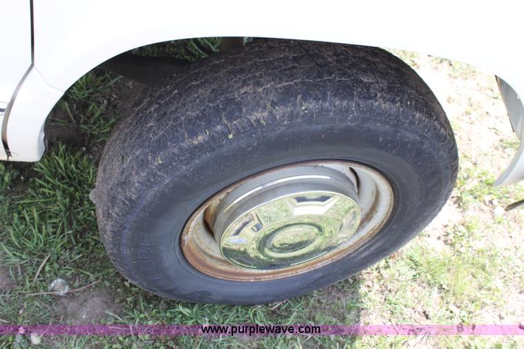 image for item D7702 1989 Ford E250 van