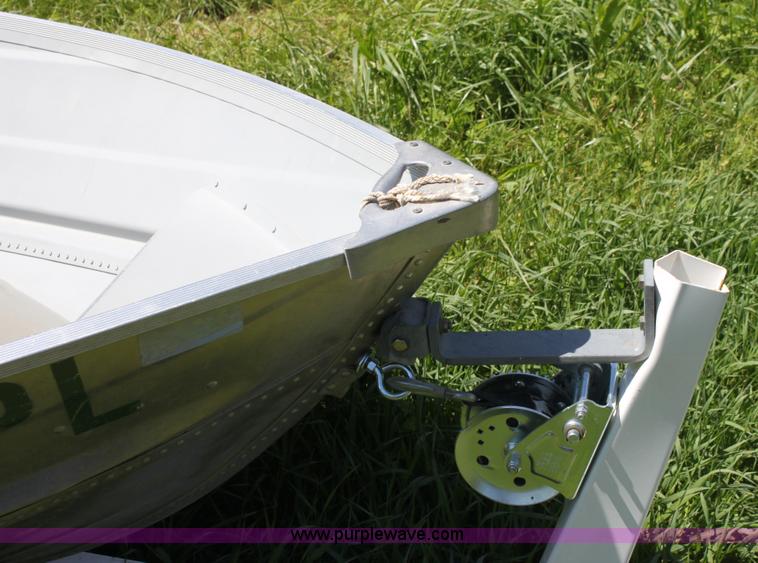 image for item D7814 1992 Grumman 14' aluminum V bottom boat