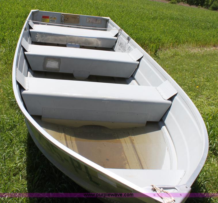 image for item D7814 1992 Grumman 14' aluminum V bottom boat