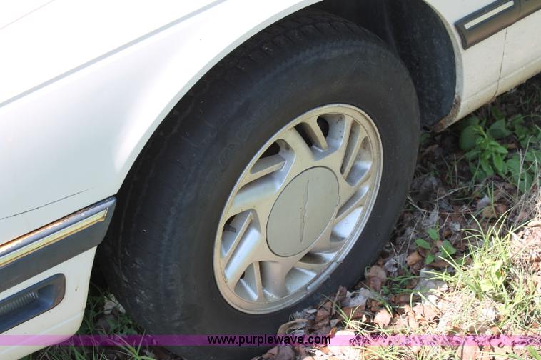 image for item D7868 1990 Ford Thunderbird LX