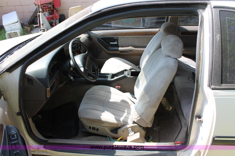 image for item D7868 1990 Ford Thunderbird LX