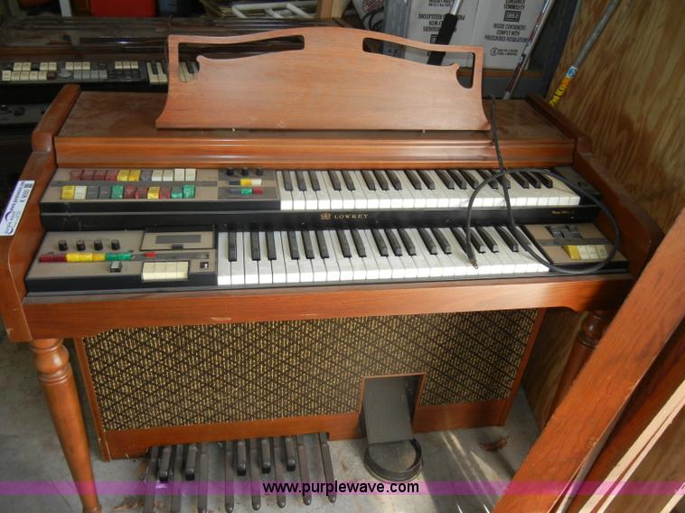 image for item K9050 (2) electric organs