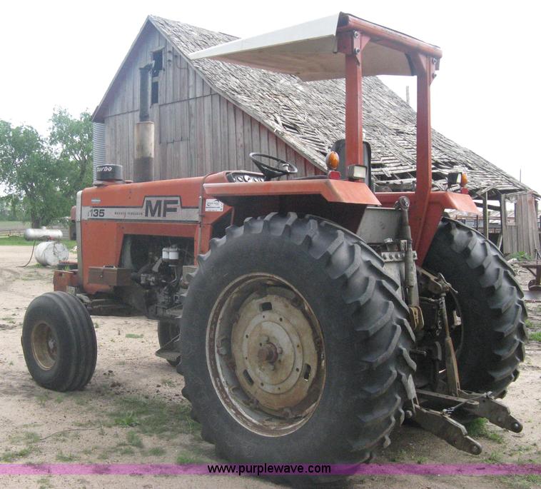 image for item A6185 1976 Massey-Ferguson 1135 tractor