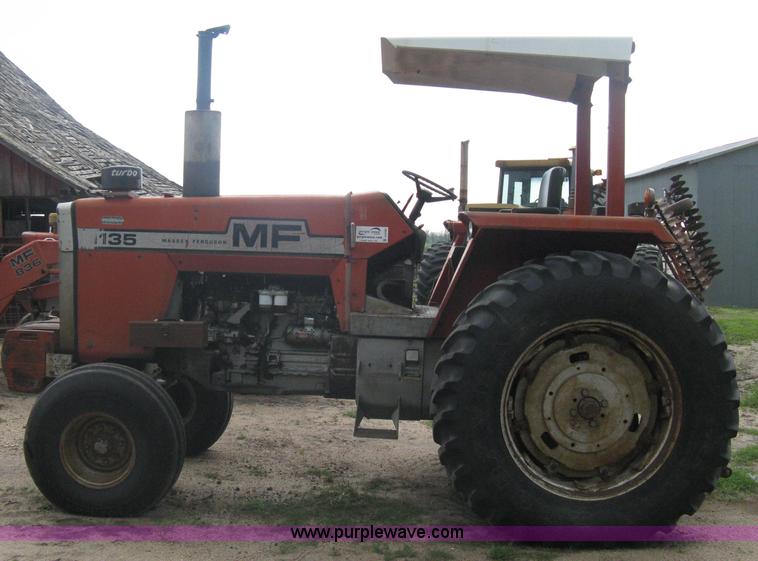 image for item A6185 1976 Massey-Ferguson 1135 tractor