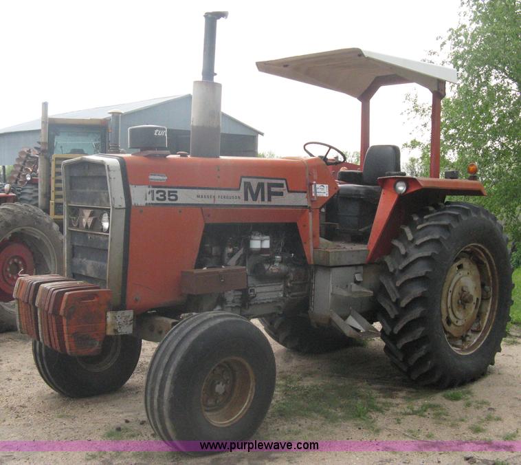 image for item A6185 1976 Massey-Ferguson 1135 tractor