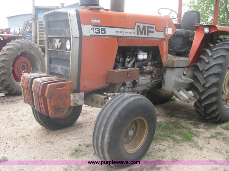 image for item A6185 1976 Massey-Ferguson 1135 tractor