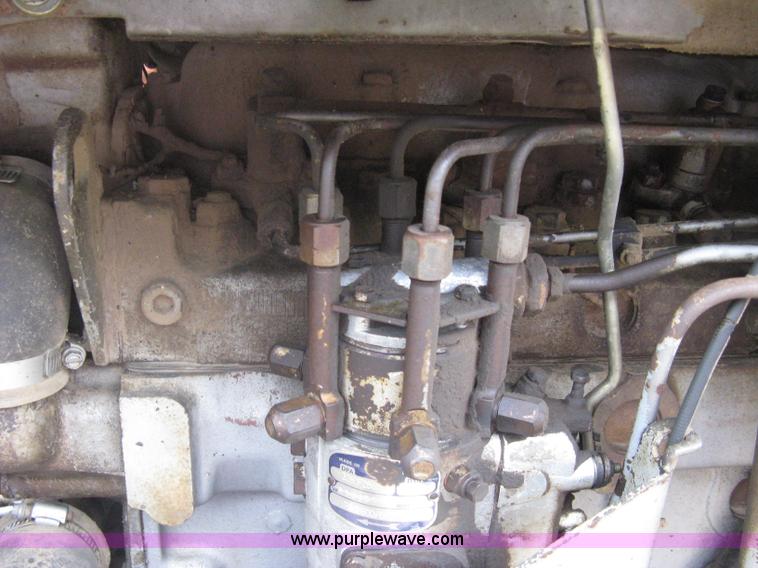 image for item A6185 1976 Massey-Ferguson 1135 tractor