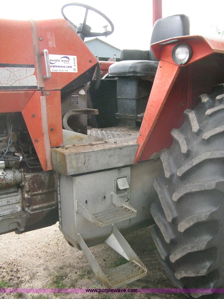 image for item A6185 1976 Massey-Ferguson 1135 tractor