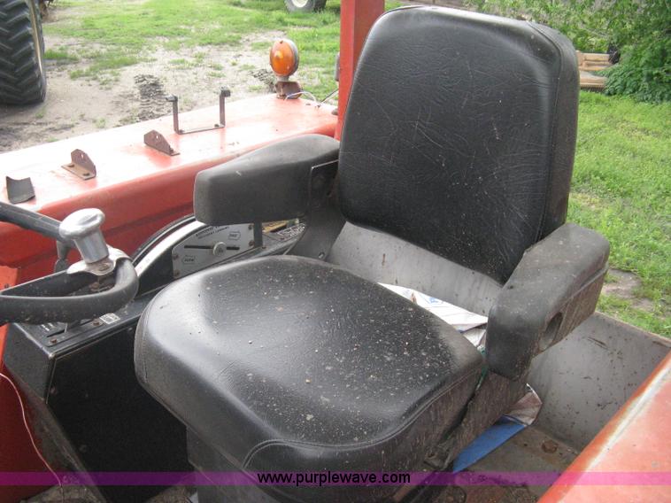 image for item A6185 1976 Massey-Ferguson 1135 tractor