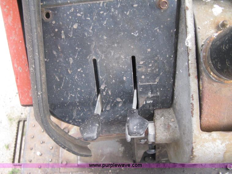 image for item A6185 1976 Massey-Ferguson 1135 tractor