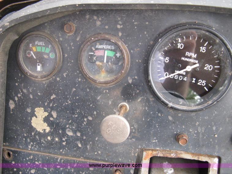 image for item A6185 1976 Massey-Ferguson 1135 tractor