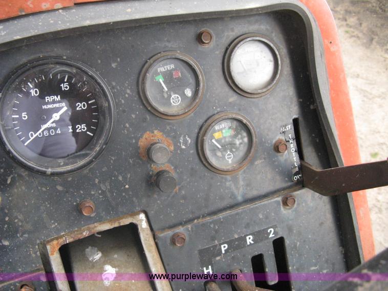 image for item A6185 1976 Massey-Ferguson 1135 tractor