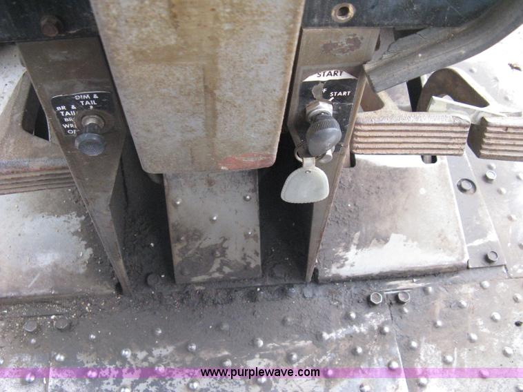 image for item A6185 1976 Massey-Ferguson 1135 tractor