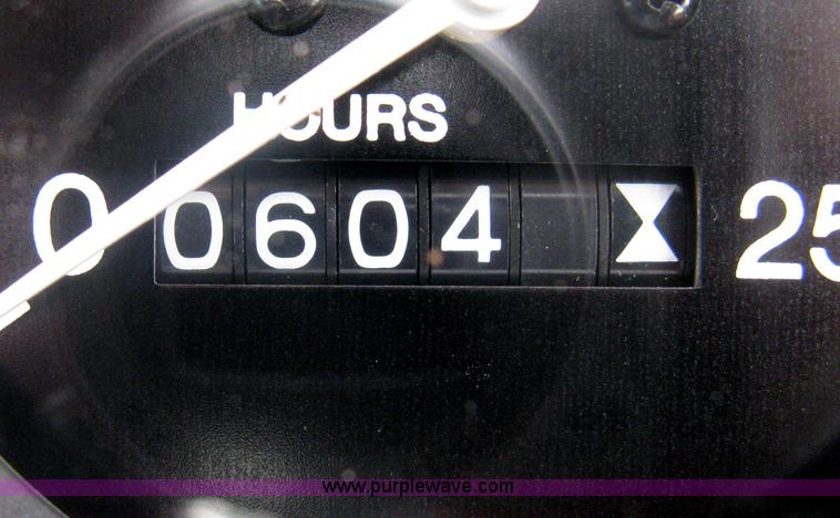 image for item A6185 1976 Massey-Ferguson 1135 tractor