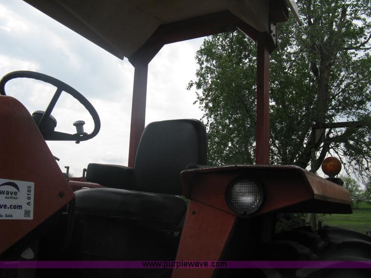 image for item A6185 1976 Massey-Ferguson 1135 tractor