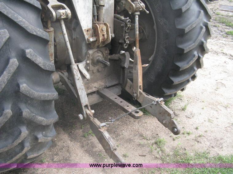 image for item A6185 1976 Massey-Ferguson 1135 tractor