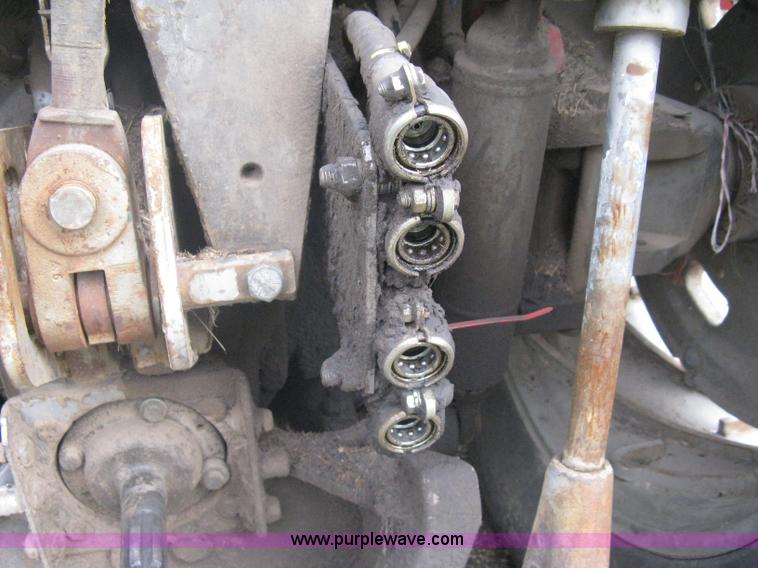 image for item A6185 1976 Massey-Ferguson 1135 tractor