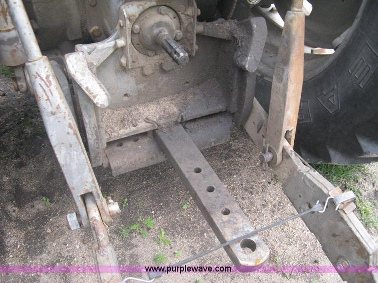 image for item A6185 1976 Massey-Ferguson 1135 tractor