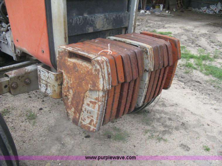 image for item A6185 1976 Massey-Ferguson 1135 tractor