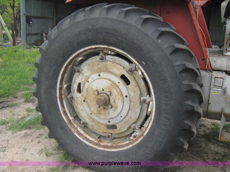 image for item A6185 1976 Massey-Ferguson 1135 tractor