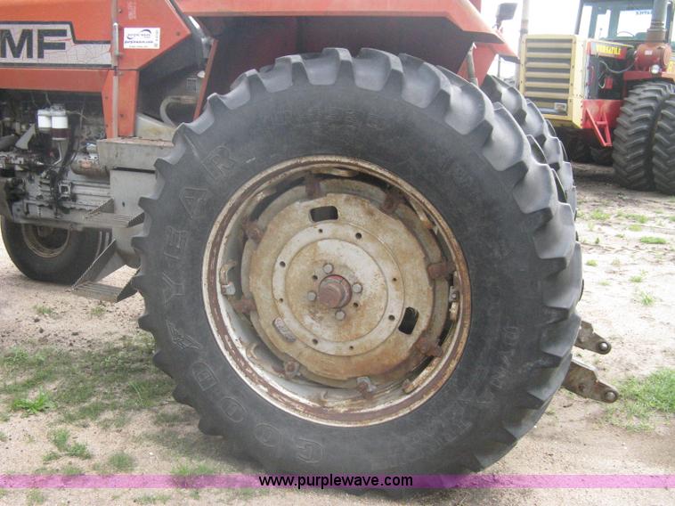 image for item A6185 1976 Massey-Ferguson 1135 tractor