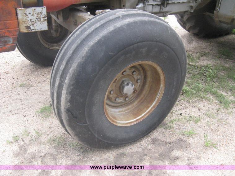 image for item A6185 1976 Massey-Ferguson 1135 tractor