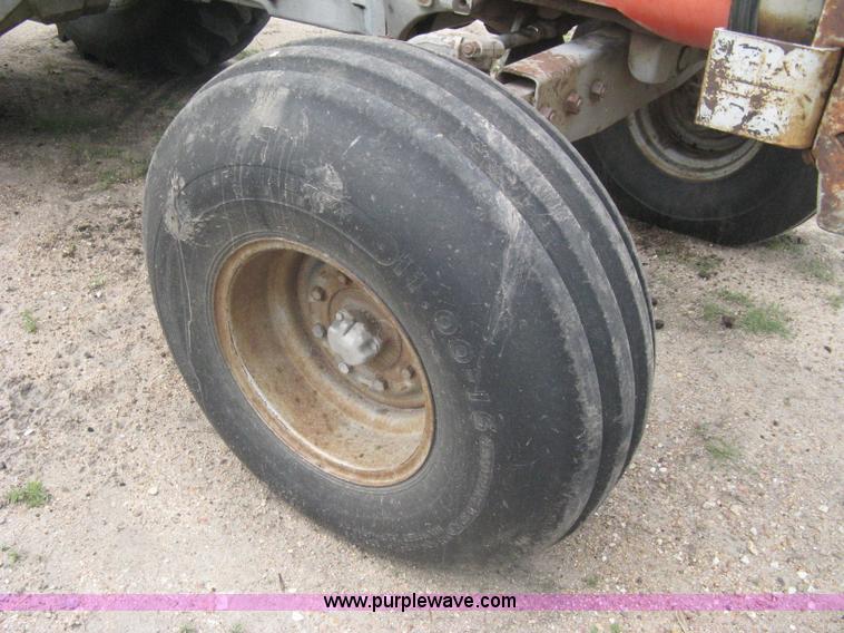 image for item A6185 1976 Massey-Ferguson 1135 tractor