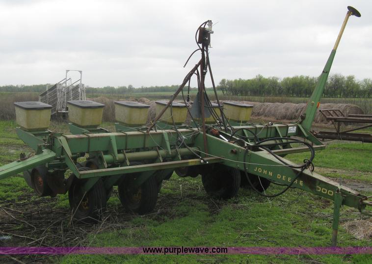 image for item A6219 John Deere 7000 six row planter