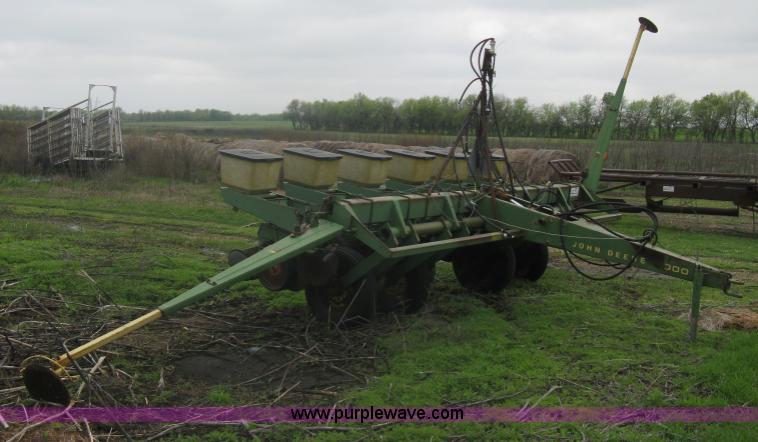 image for item A6219 John Deere 7000 six row planter