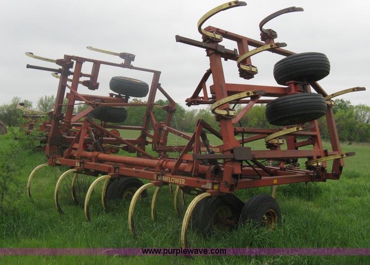 image for item A6235 Sunflower 27' chisel plow