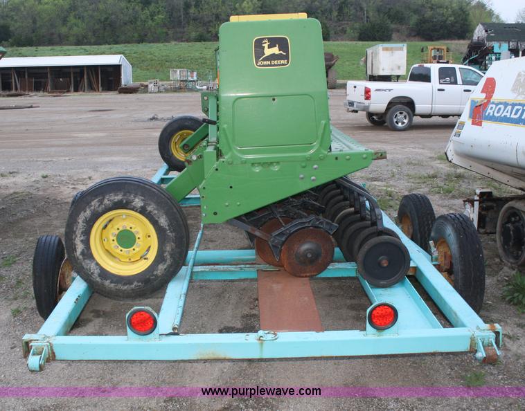 image for item A6784 John Deere 515 drill with carrier
