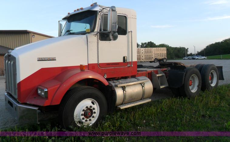 image for item B1199 2005 Kenworth T800 semi truck