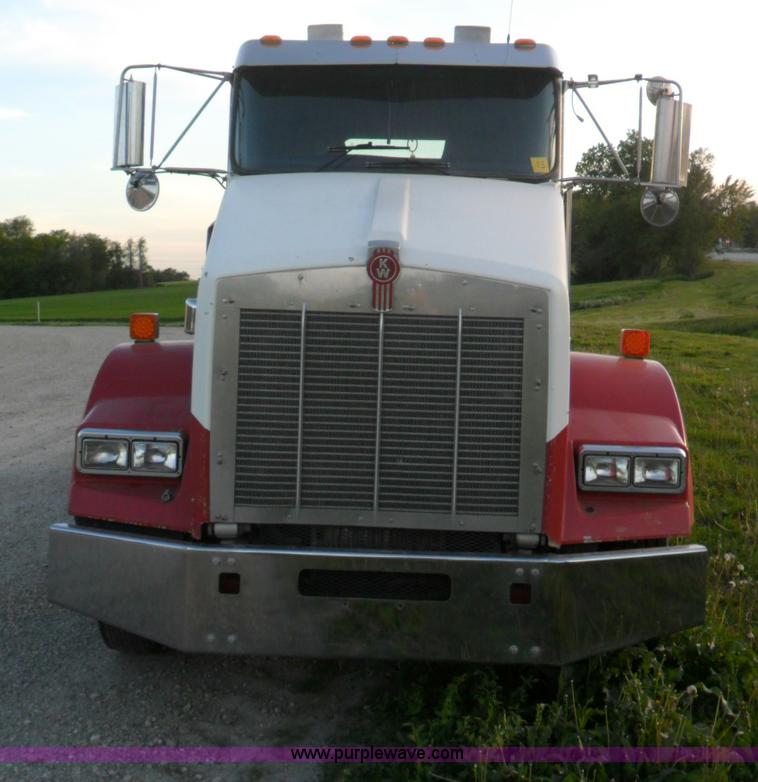 image for item B1199 2005 Kenworth T800 semi truck