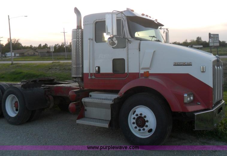 image for item B1199 2005 Kenworth T800 semi truck