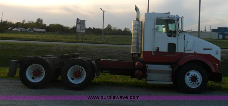 image for item B1199 2005 Kenworth T800 semi truck