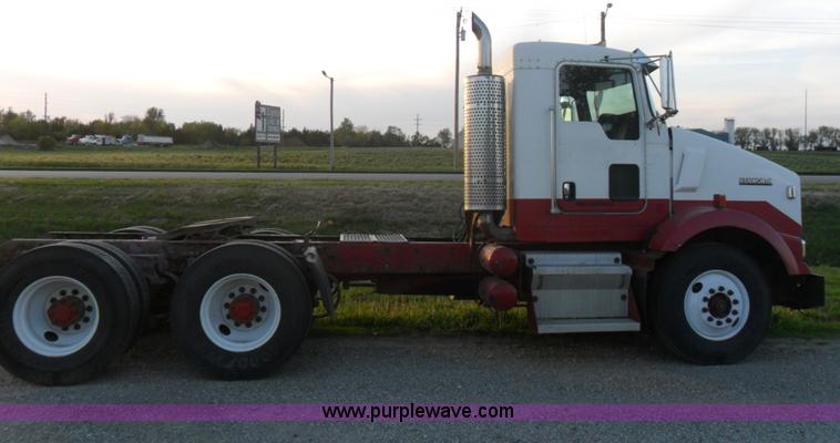 image for item B1199 2005 Kenworth T800 semi truck