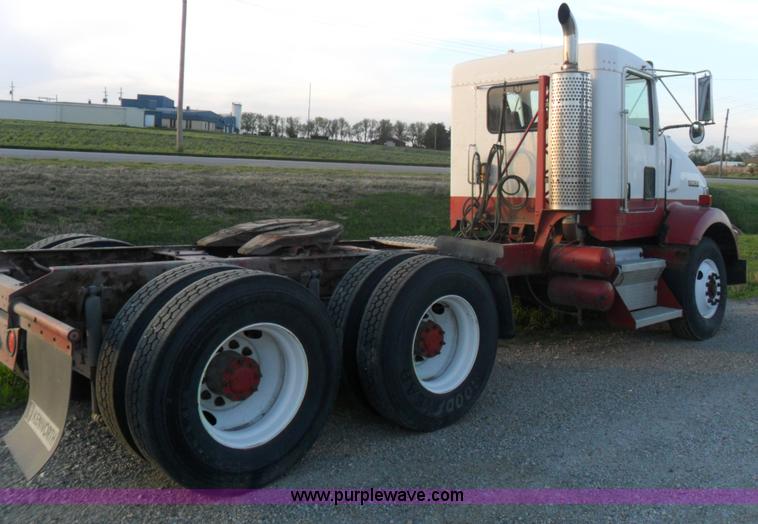 image for item B1199 2005 Kenworth T800 semi truck