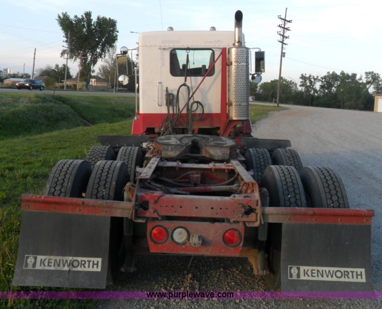 image for item B1199 2005 Kenworth T800 semi truck