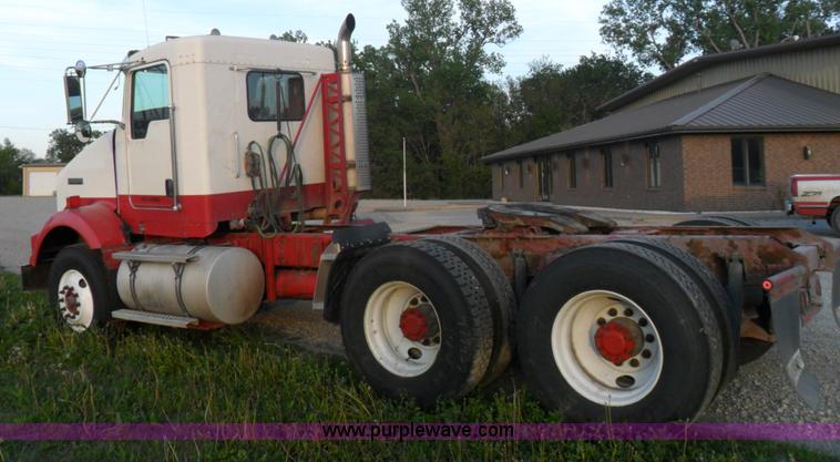 image for item B1199 2005 Kenworth T800 semi truck