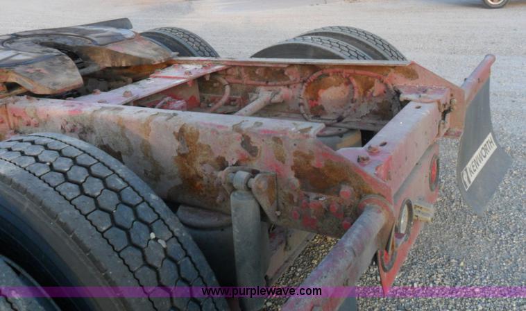 image for item B1199 2005 Kenworth T800 semi truck