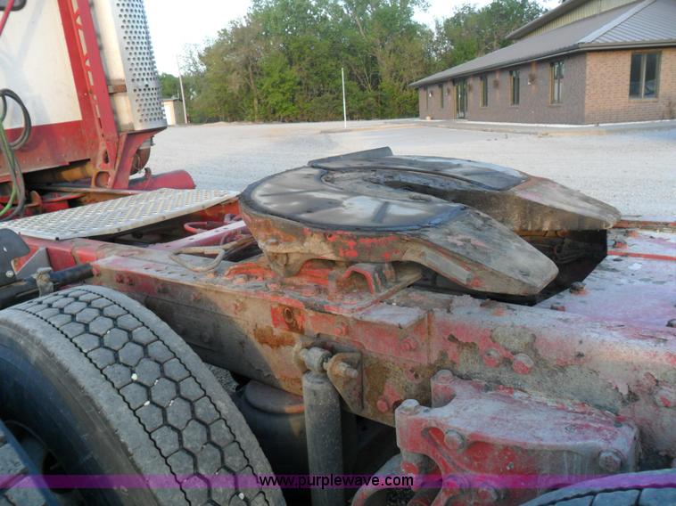 image for item B1199 2005 Kenworth T800 semi truck