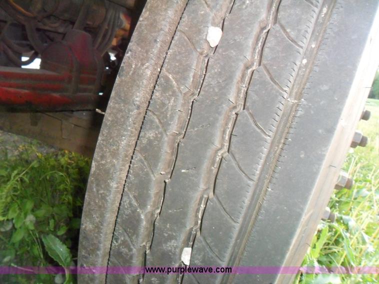 image for item B1199 2005 Kenworth T800 semi truck