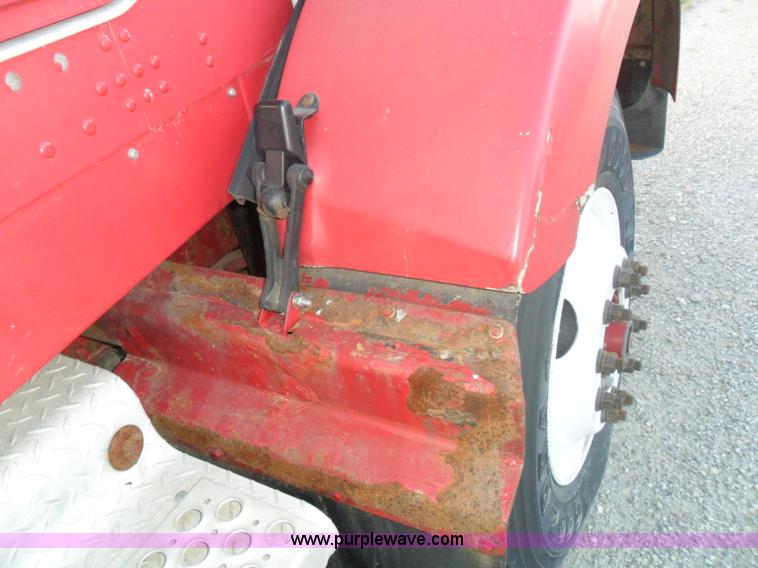 image for item B1199 2005 Kenworth T800 semi truck