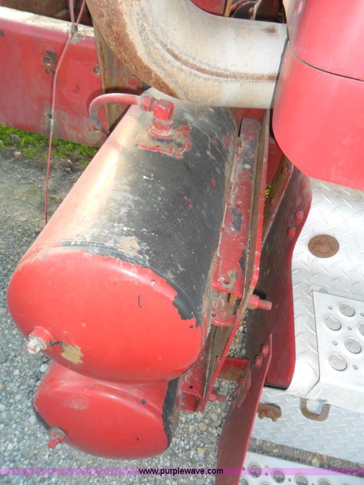 image for item B1199 2005 Kenworth T800 semi truck