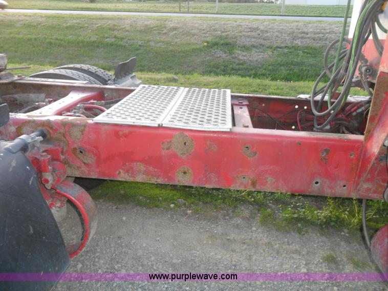 image for item B1199 2005 Kenworth T800 semi truck