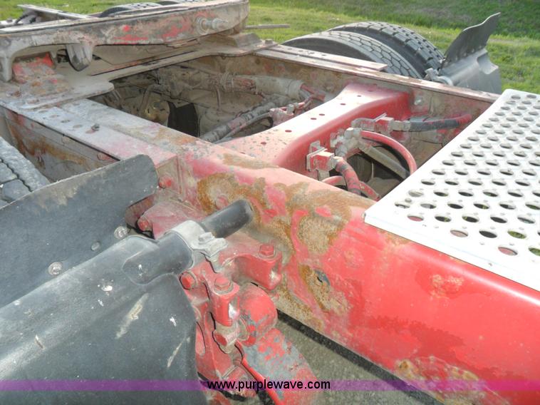 image for item B1199 2005 Kenworth T800 semi truck