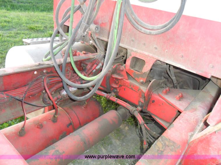 image for item B1199 2005 Kenworth T800 semi truck